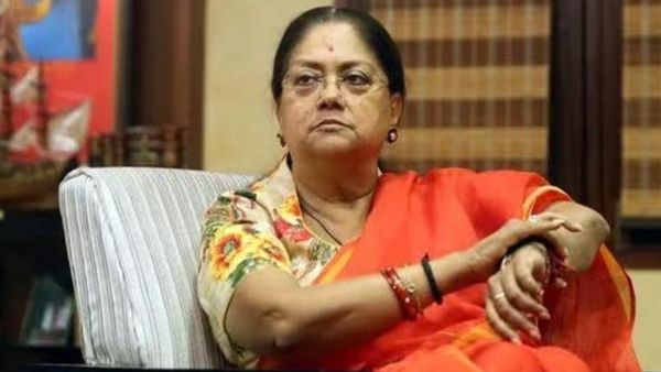 எனக்கு முதல்வர் பதவி தராம பாஜக ஆட்சியா? 25 எம்.எல்.ஏக்களை வைத்து மிரட்டும் வசுந்தர ராஜே சிந்தியா!