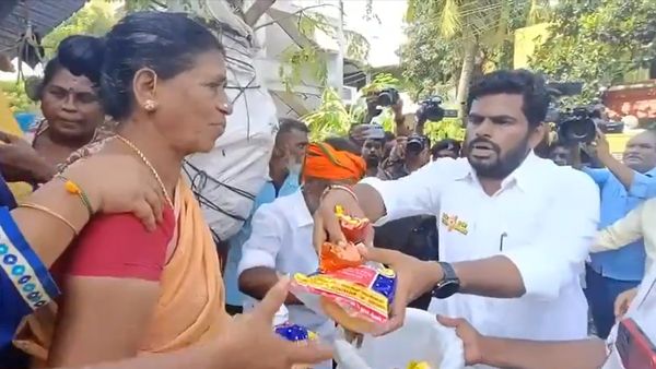 அம்மா நீங்க அங்கயே இருங்க.. களத்தில் அண்ணாமலை! வீடு வீடாக போய் நிவாரண பொருட்களை வழங்கிய பாஜகவினர்!