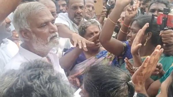 குழந்தைகளை வைத்துக்கொண்டு கஷ்டப்படுகிறோம்! அமைச்சர் சேகர்பாபுவை முற்றுகையிட்ட வண்ணாரப்பேட்டை மக்கள்!