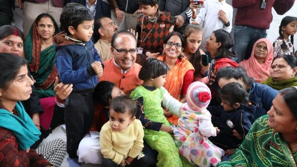 ம.பி. முதல்வர் பதவி.. நாளை இரவு க்ளைமாக்ஸ்.. 'கனத்த மவுன'த்துடன் சவுகான் போட்ட ட்வீட்..பரபரத்த பாஜக!