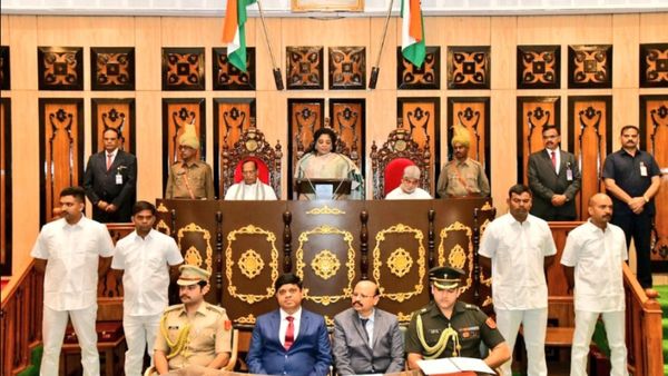 தெலுங்கானா: பிஆர்எஸ் அரசு மீது அட்டாக்- தெலுங்கு கவிதையை வாசித்து கைதட்டல்- அடடே! ஆளுநர் தமிழிசை!