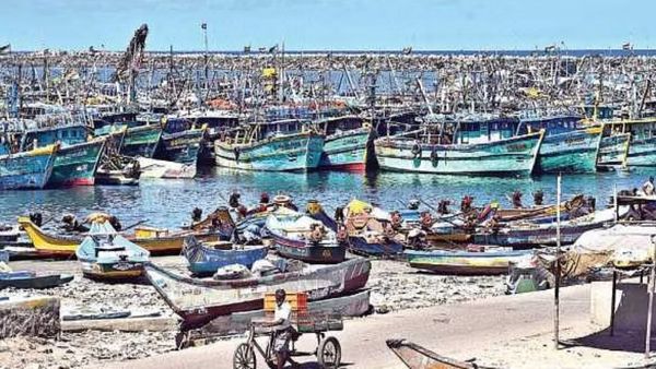 ஹை ஸ்பீடில் சூறாவளி.. ராமநாதபுரம், தூத்துக்குடி மீனவர்கள் மீன் பிடிக்க தடை! மீன்வளத்துறை உத்தரவு