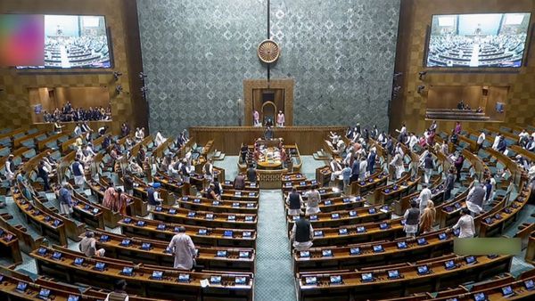 வரலாற்றிலேயே இதுவரை இல்லை.. இன்று மட்டும் 50 லோக்சபா எம்.பிக்கள் சஸ்பெண்ட்! மொத்தமாக 142 பேர் காலி!