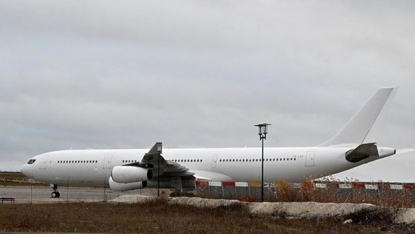 இந்தியா திரும்ப மறுக்கும் 27 பயணிகள்.. பிரான்ஸில் 4 நாட்கள் நின்ற 