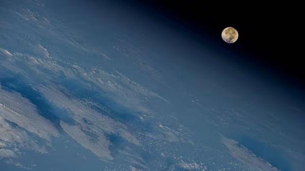 டைம் முடியப்போகுது.. 2023ம் ஆண்டின் குளிர் நிலவு மாலையுடன் மறையப்போகுது! ஓடிபோய் வானத்தை பாருங்க