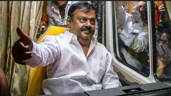 ஆம்புலன்ஸ்சில் வந்த விஜயகாந்த் உடல்.. அரை கம்பத்தில் பறக்கும் தேமுதிக கொடி