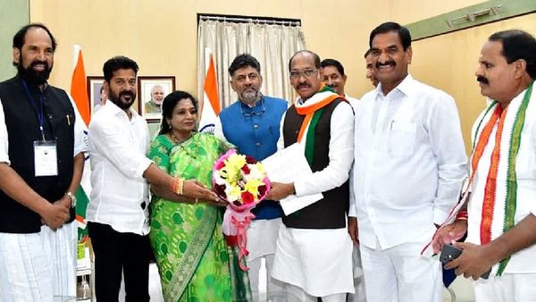 ரிசல்ட் வந்த கையோடு.. ஆளுநரை சந்தித்த காங்கிரசின் ரேவந்த் ரெட்டி.. கூட போனது யாருன்னு பார்த்தீங்களா?