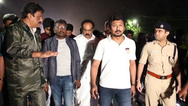 நெல்லை மீட்பு பணி: களத்தில் அமைச்சர் உதயநிதி ஸ்டாலினுடன் இயக்குநர் மாரி செல்வராஜ் -வெடித்த சர்ச்சை!