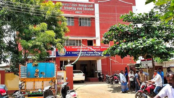 போலீஸ் ஸ்டேசனில்.. காதலனுக்காக கட்டிப்புரண்டு கள்ளக்காதலி சண்டை.. வாணியம்பாடியே வாயடைச்சு போச்சு