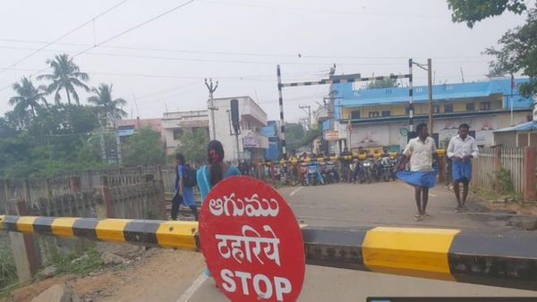 கொந்தளித்த விழுப்புரம்- ரயில்வே கேட் பலகையில் 'தமிழ்' நீக்கம்- 'தெலுங்கு' மொழியில் எச்சரிக்கை பலகை!