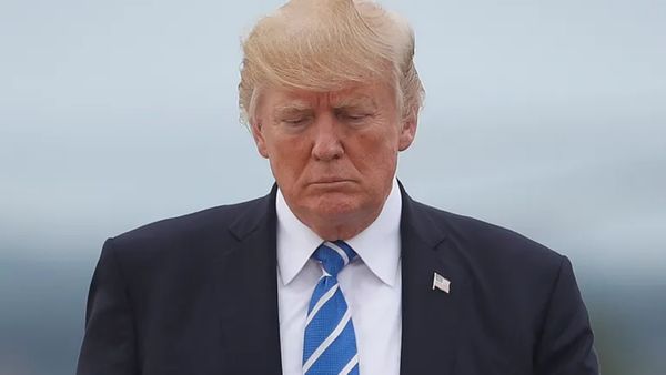 டொனால்ட் டிரம்ப் தலையில் விழுந்த தீர்ப்பு.. அமெரிக்க அதிபர் தேர்தலில் போட்டியிட முடியாதா?