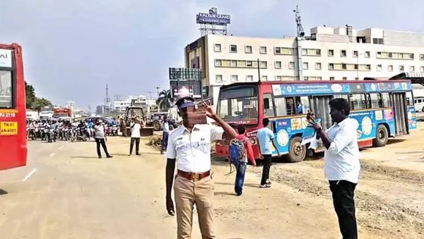 கிளாம்பாக்கம் பஸ் ஸ்டாண்டில் மக்கள் திடீர் போராட்டம்.. வெளியேறும் பேருந்துகள் சிறைபிடிப்பு
