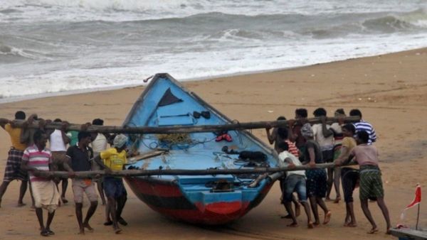 கடலுக்கு நடுவே “பூதம்”.. மீனவர்கள் இன்று கடல் பக்கமே போயிடாதீங்க! வானிலை மையம் டேஞ்சர் சிக்னல்