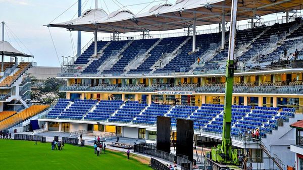 சென்னை சேப்பாக்கம் கிரிக்கெட் மைதானத்தில் காவலாளி கொலை வழக்கில் மனைவி கைது..குடியால்அழிந்த குடும்பம்