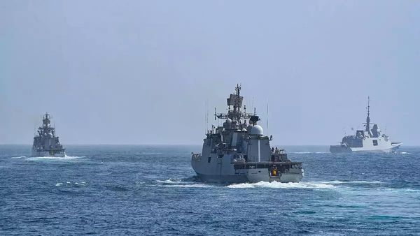 சோமாலியா அருகே கடத்தப்பட்ட சரக்கு கப்பலை மீட்டது இந்திய கடற்படை.. 15 மாலுமிகளும் பத்திரமாக மீட்பு