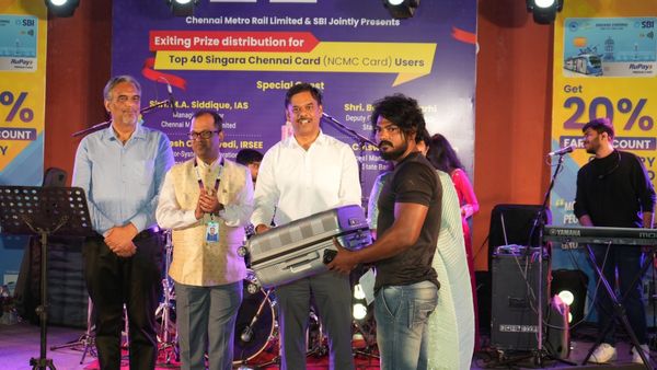 பயணிகளுக்கு பரிசுகளை அள்ளி கொடுத்த சென்னை மெட்ரோ.. சிங்கார சென்னை கார்டு பயண போட்டி இன்னும் இருக்கு!