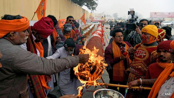 அயோத்தியில் பிரம்மாண்ட ஊதுபத்தி.. 108 அடி நீளம்...3,160 கிலோ எடை.. நகரமெங்கும் பரவும் நறுமணம்