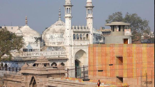 உ.பி. ஞானவாபி மசூதியில் இந்துக்கள் வழிபட வாரணாசி கோர்ட் அனுமதி- 7 நாட்களுக்குப் பின் பூஜைகள்!