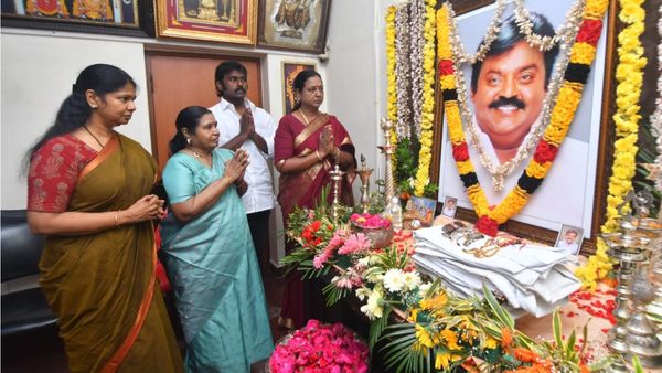 பிரேமலதாவை நேரில் சந்தித்து ஆறுதல் சொல்ல விரும்பிய ராஜாத்தி அம்மாள்! அழைத்துச் சென்ற கனிமொழி!