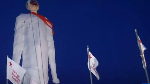 கேரளா: 'சர்ச்சை' ஆளுநரின் 30 அடி உயர கொடும்பாவியை எரித்து புத்தாண்டு கொண்டாடிய இடதுசாரி மாணவர்கள்!