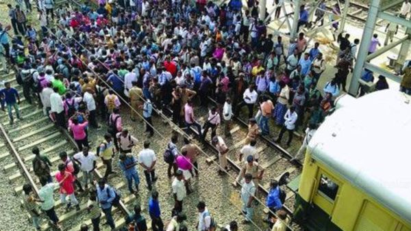 காலையிலேயே கொந்தளித்த பயணிகள்.. மதுராந்தகத்தில் ரயில் மறியல் - பரபரப்பு