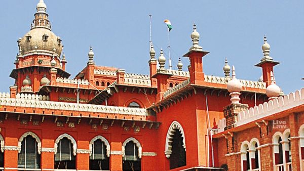 வழக்கறிஞர்களுக்கு தர வேண்டிய கட்டணத்தை வழங்காத தமிழக அரசு.. தலைமை செயலருக்கு ஐகோர்ட் அதிரடி ஆர்டர்!