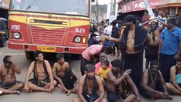 தமிழக வாகனங்களுக்கு அனுமதி மறுப்பதா? எருமேலியில் திண்டுக்கல் ஐயப்ப பக்தர்கள் திடீர் சாலை மறியல்!