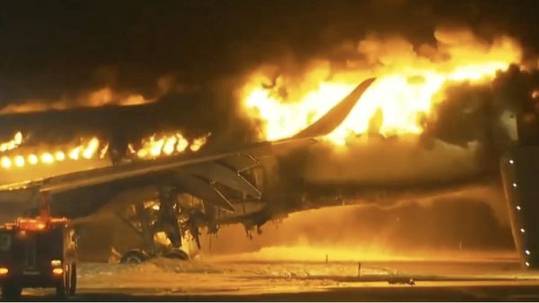 ஜப்பானில் அடுத்த ஷாக்.. தீப்பற்றி எரிந்த பயணிகள் விமானம்! நல்வாய்ப்பாக 379 பணிகள் உயிர் தப்பினர்
