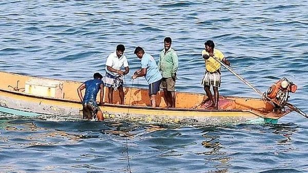 சுத்து போட்டுருச்சே “பூதம்”.. கடலுக்கு நடுவே டேஞ்சர் சிக்னல்! தமிழ்நாடு மீனவர்களுக்கு பறந்த அலர்ட்