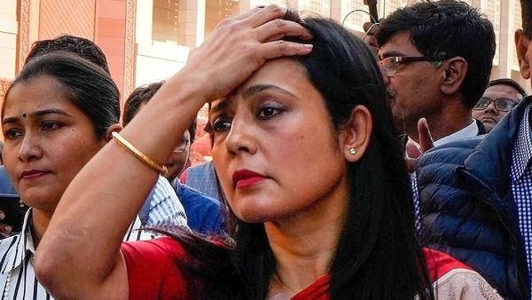 மஹுவா மொய்த்ரா பதவி நீக்க வழக்கு.. நாடாளுமன்ற செயலாளர் பதிலளிக்க உச்சநீதிமன்றம் உத்தரவு