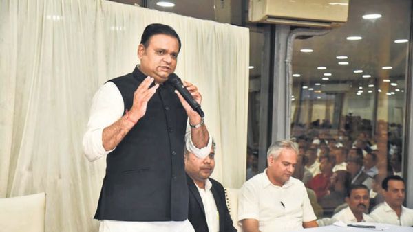 மகாராஷ்டிரா: ஷிண்டே முதல்வர் பதவி தப்புமா? தகுதி நீக்க விவகாரம்- நாளை தீர்ப்பு அளிக்கும் சபாநாயகர்!