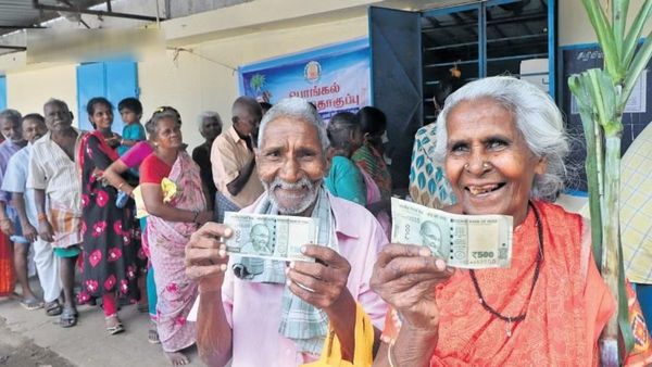 பொங்கல் பரிசு ரூ.1000ஐ விடுங்க.. மக்கள் போனுக்கு போக போகும் அடுத்த எஸ்எம்எஸ்.. ரேஷன் புதிய முடிவு