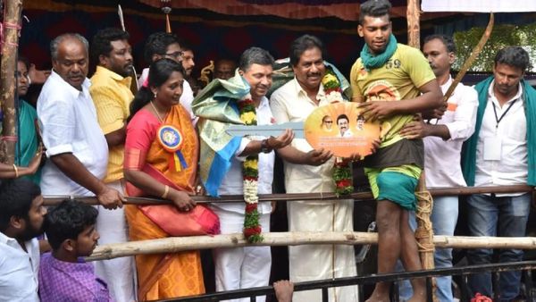 அலங்காநல்லூரில் கடைசி வரை விறுவிறுப்பு.. 18 காளைகளை அடக்கிய கார்த்திக்... கார் பரிசு