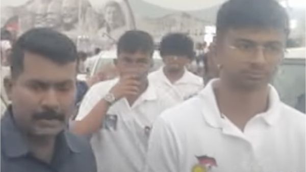 சேலம் திமுக இளைஞரணி மாநாடு.. அமைச்சர் உதயநிதி ஸ்டாலினுடன் பொறுப்பாக வந்து நின்ற இன்பநிதி