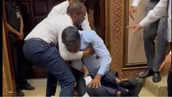 மாலத்தீவு நாடாளுமன்றத்தில் வெடித்த மோதல்.. தெருச்சண்டை போல அடித்து உருண்ட எம்பிக்கள்.. என்னாச்சு?