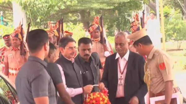 ஆளுநர் ரவியை வரவேற்றார் ஜாமீனில் வெளியே வந்த துணைவேந்தர் ஜெகநாதன்.. கருப்புக்கொடி காட்டியவர்கள் கைது