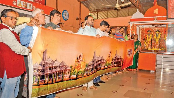 அயோத்தி கோயில் கும்பாபிஷேகம்.. ராமர் உருவம் பொறித்த சேலையை தயாரித்து அசத்திய பக்தர்கள்!