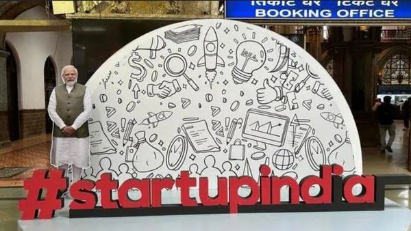 தூக்கியடிக்கப்பட்ட ரயில்வே அதிகாரி! மோடி செல்ஃபி பூத் செலவுகளை வெளியிட்டதால் நெருக்கடியா? சலசலப்பு