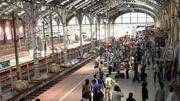 சென்னை எழும்பூர் ரயில் நிலையத்தில் பரபரப்பு! ரயில் எஞ்சின் தடம்புரண்டு விபத்து.. என்ன நடந்தது?