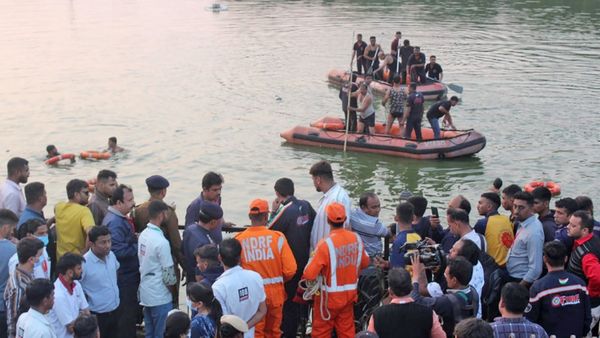 குஜராத்தில் பெரும் சோகம்.. ஆற்றில் படகு கவிழ்ந்து விபத்து.. சுற்றுலா சென்ற மாணவர்கள் 12 பேர் பலி