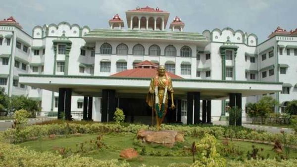 கையில் செல்போன் இருந்தால் சமூக வலைத்தளங்களில் கண்டபடி பதிவு செய்யலாமா? ஹைகோர்ட் கிளை நீதிபதி காட்டம்