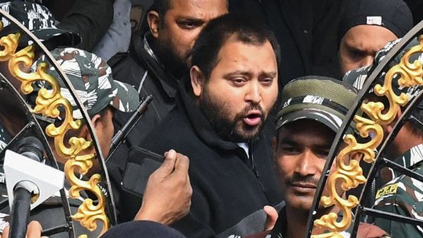 ரயில்வே பணிக்கு நிலம் லஞ்சம்: லாலுவை தொடர்ந்து தேஜஸ்வி யாதவிடம் அமலாக்கத்துறை 8 மணி நேரம் விசாரணை!