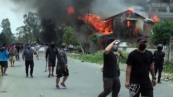 வீடியோ கேம்போல் மணிப்பூரில் மக்கள் துப்பாக்கியால் சுட்டுக்கொலை.. ஊரடங்கு உத்தரவு உடனடியாக அமல்