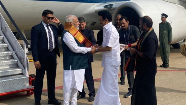 திருச்சி வந்தடைந்தார் பிரதமர் மோடி.. ஆளுநர், முதல்வர் வரவேற்றனர்.. வழிநெடுக பாஜகவினர் வரவேற்பு