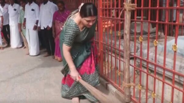 கையில் என்ன ‛வாரியல்’.. சென்னை ஆதிகேசவ பெருமாள் கோவிலை சுத்தம் செய்த குஷ்பு.. மோடியின் ‛காப்பி’