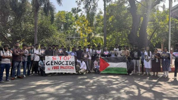 கண்ணீரில் காசா .. இனப்படுகொலையை இஸ்ரேல் நிறுத்தனும்! பாலஸ்தீன் கொடியுடன் சென்னை பல்கலை மாணவர்கள்