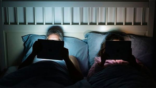 நைட் தூங்கும்போது போன் பார்க்கிறீங்களா? அப்போ 