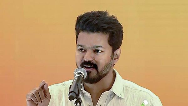 அடிப்படையே தெரியலையே.. தமிழ்நாட்டில் 236 தொகுதியா? விஜயின் தவெக தொண்டர்கள் போஸ்டர்.. அடடே!