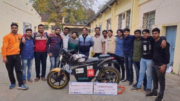 மதுபானம் குடித்திருந்தால் வண்டி ஸ்டார்ட் ஆகாது.. விபத்தை தடுக்கும் புது பைக்! கண்டுபிடித்த மாணவர்கள்