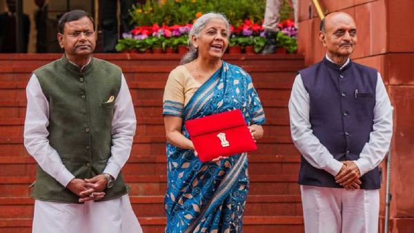 அடுத்த 5 ஆண்டுகளில் 2 கோடி பேருக்கு வீடுகள்..பட்ஜெட்டில் உறுதியளித்த நிதியமைச்சர் நிர்மலா சீதாராமன்